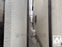 リビングにも階段下収納があり、住空間を広々お使いいただけます。