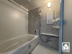 ゆったり足が伸ばせるので、毎日の疲れを癒やすバスタイムを実現。清潔感あふれる空間で、1日の疲れをリフレッシュ。