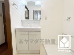 収納付きでスッキリお使い頂ける3面鏡の洗面台です。洗面ボウルが広めなので、忙しい朝でも身支度がしやすく時短になります。