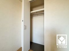 新たに家具を買わなくても良いので、ハンガーパイプ付きのクローゼットは嬉しいですね。奥行きがあるので、収納力も申し分ありません。