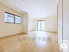 広々19.6帖のLDKが魅力。家族全員がリラックスできる、ゆったりとした快適リビングで温かい団らんの時間を。