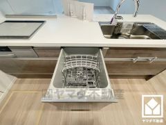 毎日の家事の負担を軽減でき、水道代の節約にもなる食器洗乾燥機付き。