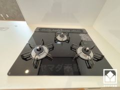 毎日の料理がもっとスムーズに。便利な3口コンロ付きキッチン。