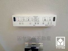 温水洗浄便座付きで、季節を問わずいつでも温かい便座をお使いいただけます。