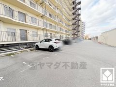 敷地内には賃貸駐車場もございます（月額9000円～12000円）。重い荷物や雨の日の移動もスムーズで、快適なカーライフを実現。空き状況等は弊社スタッフまでお気軽にお問い合わせください。