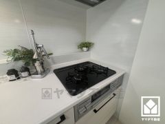 毎日の料理がもっとスムーズに。便利な3口コンロ付きキッチン。