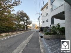 阪急電鉄甲陽線「苦楽園口」駅まで徒歩約9分の立地。「コープ苦楽園」まで徒歩5分、「北夙川小学校」まで徒歩6分など、毎日の通勤・通学だけでなく、日常のお買い物や、休日のお出かけまで利便性に優れています。