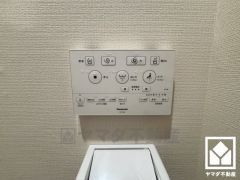 温水洗浄便座付きで、季節を問わずいつでも温かい便座をお使いいただけます。ご成約でヤマダポイントプレゼント中です。お問合せお待ちしております。