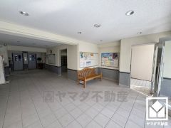 ゆったりとしたロビーが、住まう人の憩いの場に。落ち着いた空間で、ほっと一息つける時間を。