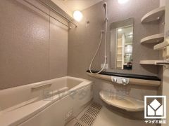 1日の疲れを癒す浴室でゆったりリフレッシュ。清潔感あふれる空間で、毎日のバスタイムをより快適に。