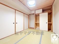 約6帖の和室です。子どもの遊び場、お昼寝スペース、家族のくつろぎ空間にも。和室があると、暮らしの幅がぐんと広がる。