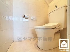 明るく清潔感溢れるトイレです。トイレが1階と3階にあるので、朝の忙しい時間にも混雑せず快適です。