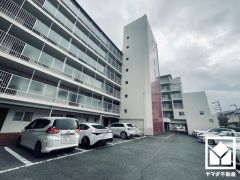 収納付きでスッキリお使い頂ける3面鏡の洗面台がございます。洗面ボウルが広めなので、忙しい朝でも身支度がしやすく時短になります。