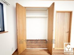 約7帖の2階洋室です。間取り図では和室となっておりますが、2025年3月に洋室へ間取り変更されております。