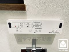 温水洗浄便座付きで、季節を問わずいつでも温かい便座をお使いいただけます。