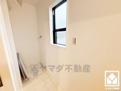 室内洗濯機置場がございますので、天候に左右されず洗濯していただけます。