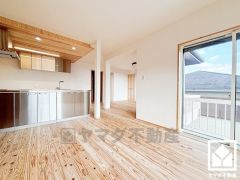 プライバシー・採光に配慮された広々22帖の2階リビングが魅力。家族全員がリラックスできる、ゆったりとした快適リビングで温かい団らんの時間を。