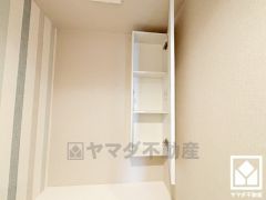 トイレットペーパーのストックや消耗品置き場などとしてお使いいただける吊戸棚がございます。