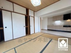 リビングに隣接する約6帖の和室で、襖を開放して一体利用も可能です。子どもの遊び場、お昼寝スペースにも。和室があると、暮らしの幅がぐんと広がります。