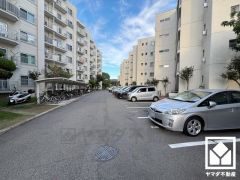 敷地内に駐車場を完備。重い荷物や雨の日の移動もスムーズで、快適なカーライフを実現。