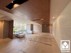 開放的で落ち着いたロビーが、心を癒すひとときを演出。くつろぎと気品が共存する、快適な住まい。