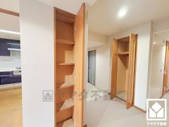 廊下にも収納スペースが複数あり、住空間を広々お使いいただけます。