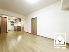 シンプルで美しいデザインのリビングが、毎日の生活に彩りを添える。