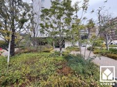 敷地内は木々が多く植えられていて、四季の移り変わりが感じられる緑豊かな景観です。