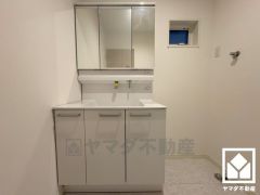 収納付きでスッキリお使い頂ける3面鏡の洗面台です。洗面ボウルが広めなので、忙しい朝でも身支度がしやすく時短になります。