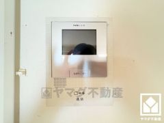 突然の来訪時でも安心なモニター付きインターホンを完備。お留守番中のお子様でも簡単に来訪者の確認ができます。