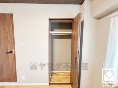 クローゼットは奥行きがあるので、収納力も申し分ありません。