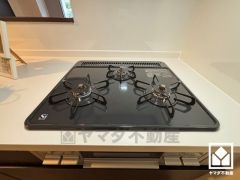 家族のごはん作りがはかどる。同時調理ができる3口コンロ付き。