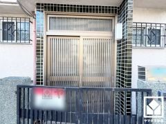 ドアの格子窓や欄間から光が差し込み、外出時にも帰宅時にも、明るい気持ちになれる玄関です。