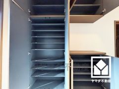 玄関にはシューズボックスを完備。家族の靴もしっかり収納できるので、玄関がいつも片付き、気持ちよくお客様を迎えられます。