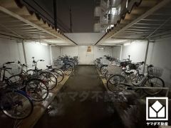 屋根付き駐輪場なので、雨や風、直射日光から自転車を守ることができます。