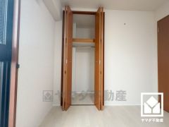 クローゼットは奥行きがあるので、収納力も申し分ありません。