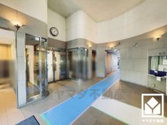 阪神電鉄本線「尼崎」駅まで徒歩約11分、阪神電鉄なんば「大物」駅まで徒歩約23分、JR東西「尼崎」駅まで徒歩約29分の立地。
