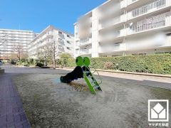 敷地内にはすべり台が設置された小さな公園がございます。敷地南側には道路を挟んでゆったりとした多目的広場や、大きなローラースライダーが設置された公園もあり、子育て世帯の方にもお勧めです。