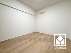 約5.4帖の洋室です。お子様のお部屋などにも丁度良い広さです。