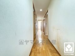 シンプルで洗練された玄関スペース。帰るたびにホッとできる、心地よい住まいの入り口。