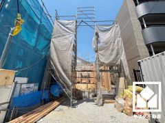 広々とした約4.5帖のストレージルーム（納戸）付き。収納スペースとしては勿論、ウォークインクローゼット付きの洋室としてもお使いいただけます。独立したお部屋なのでプライベートな時間をゆったり過ごせそうで