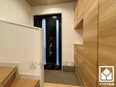 シンプルで洗練された玄関スペース。帰るたびにホッとできる、心地よい住まいの入り口。