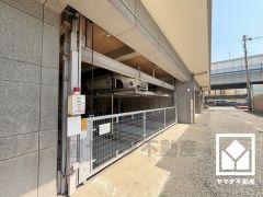 屋内駐車場もございます。重い荷物や雨の日の移動もスムーズで、快適なカーライフを実現。機械式のため車種に制限がございます。