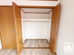 お洋服はもちろん、スーツケースなどの大物もしっかり収納できます。