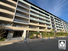 陽光に映える美しい外観。街並みに馴染みながらも、ひときわ目を引く存在感。