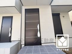 「コープ尼崎近松」まで徒歩8分、「ウエルシア尼崎御園店」まで徒歩9分など、お買い物施設が徒歩圏内に複数あり便利な住環境です。