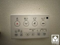 温水洗浄便座付きで、季節を問わずいつでも温かい便座をお使いいただけます。