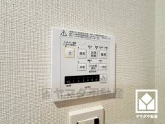 浴室暖房乾燥機付き。真冬の寒い浴室を暖かく、また雨の日の洗濯物の乾燥にと多用途に活躍する機能です。