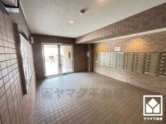 タイル張りの美しいエントランスホール。綺麗に整備されており、帰宅時や来客時にも気持ちの良い空間です。