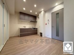 広々15帖のLDKが魅力。家族全員がリラックスできる、ゆったりとした快適リビングで温かい団らんの時間を。